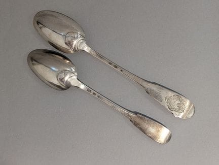 Suite de deux cuillères à ragoût
En argent( poinço
