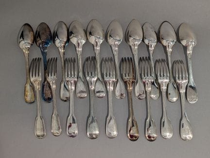 Suite de dix cuillères de table et neuf fourchette