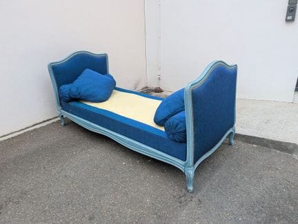 Lit ou banquette d'appoint
En bois laqué bleu
Styl