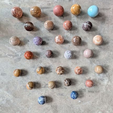 Ensemble de vingt neuf boules de Madagascar en pie