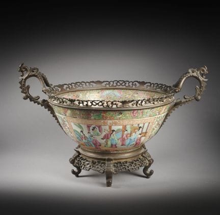 CHINE
Importante coupe en porcelaine de Canton à d