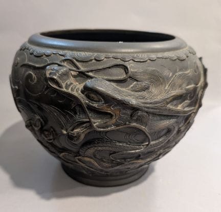 JAPON
Pot en bronze à décor d'un serpent chassant 