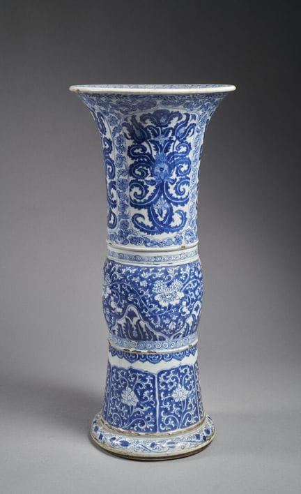 Vase Gu en porcelaine bleu blanc
Chine, époque Kan
