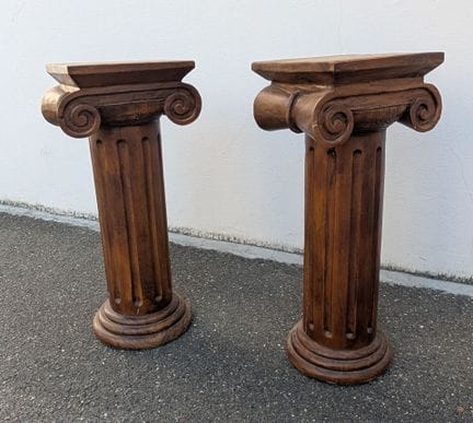 Paire de sellettes
En bois sculpté représentant de
