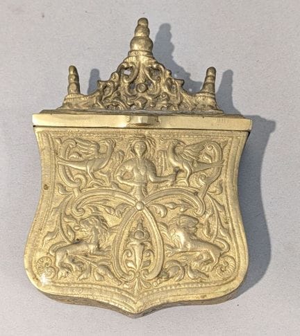 Cartouchière
En métal doré ciselé  à décor de lion