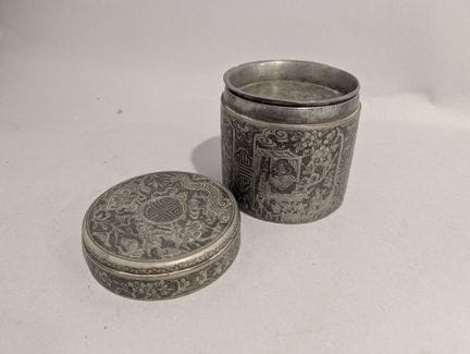 CHINE
Boîte à thé de forme cylindrique en métal ci