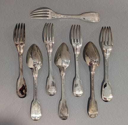 Suite de trois cuillères de table et cinq fourchet