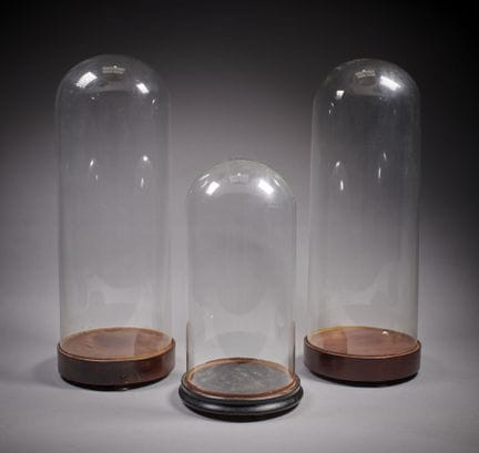 Paire de globes
La base en bois et placage d'acajo