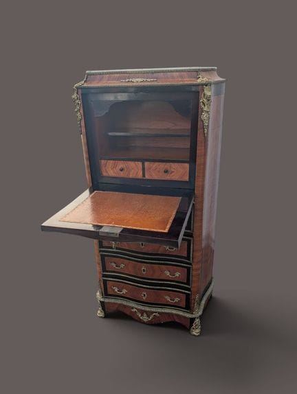 Secrétaire
En bois noirci et marqueterie de forme 