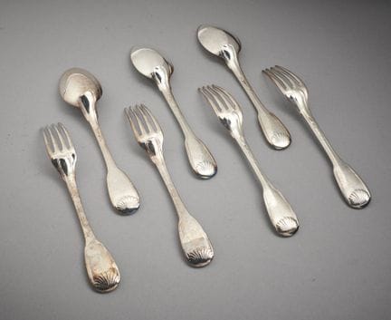 Suite de trois cuillères de table et quatre fourch