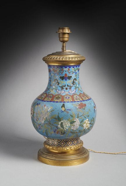 JAPON
Vase de forme balustre en émaux cloisonnés à