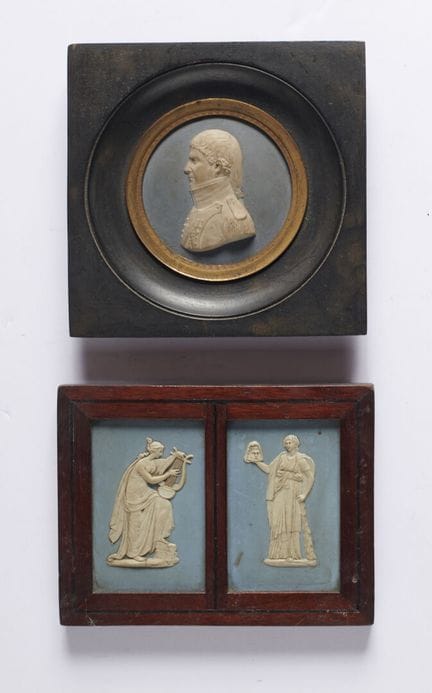WEDGWOOD
Médaillon en biscuit à décor d'un officie