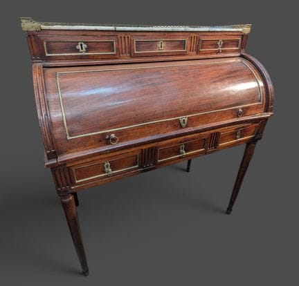 Bureau à cylindre
En bois et bois de placage 
Epoq