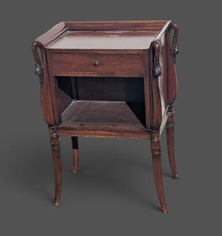 Table de chevet 
En acajou ouvrant par un tiroir e