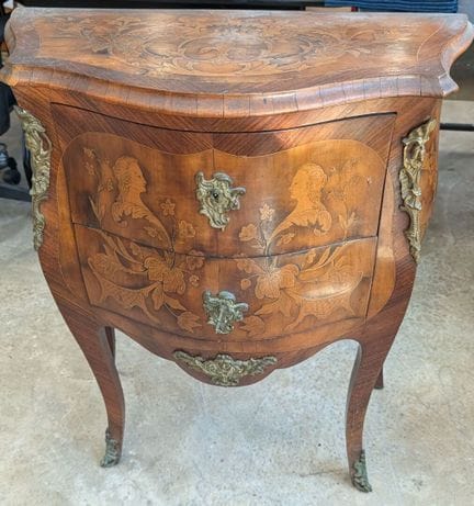 Commode 
En bois et marqueterie de forme mouvement