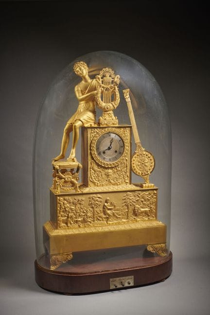 Importante pendule 
En bronze doré à décor d'un jo