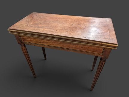 Table à jeux
En bois et bois de placage, garniture
