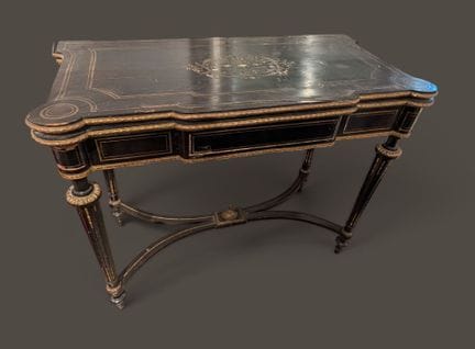 Table à jeu formant console
En bois noirci et incr
