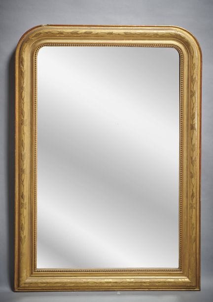 Doucine Mirror
Gilded wood with engraved leaf moti