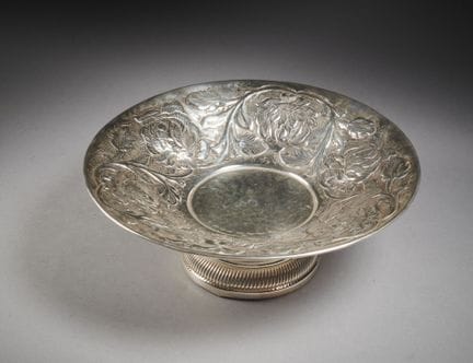 Coupe
En argent à décor de fleurs reposant sur un 