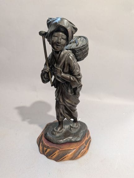 Statuette de paysanne en bronze
Japon, époque Meij