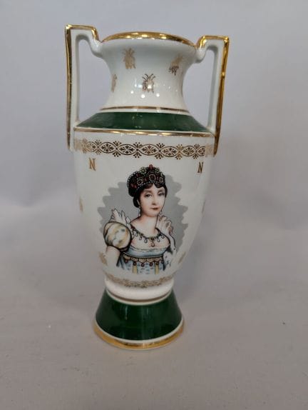 Vase
En porcelaine à décor de Napoléon et Joséphin