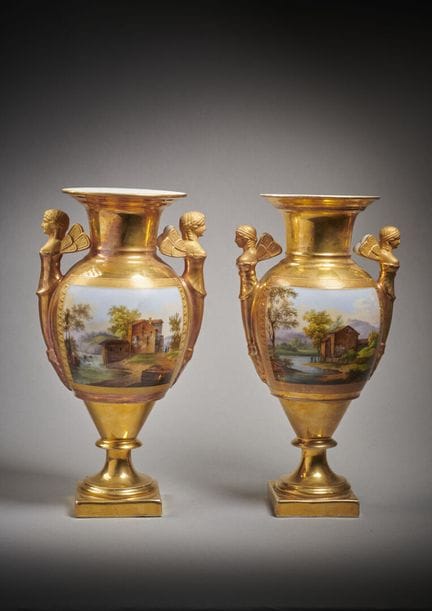 PARIS
Paire de vases balustre en porcelaine à déco