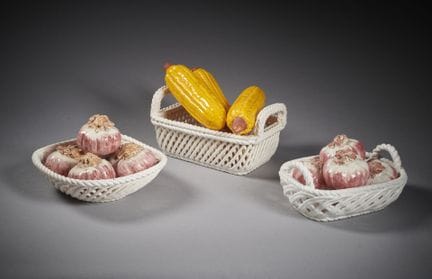 ITALIE
Suite de trois éléments de décoration en ba