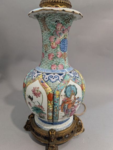 CHINE
Vase en porcelaine à décor de scènes animées