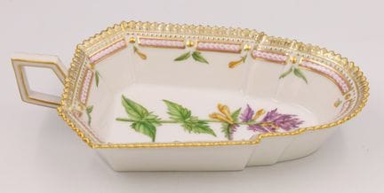 ROYAL COPENHAGEN. Cuenco con asa. «Flora Danica». 