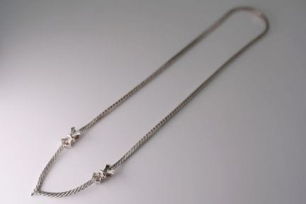 Collana. Oro bianco 585. Peso totale: circa 13 gra