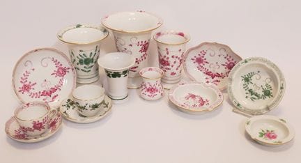 迈森。14件套。多种装饰图案。一等品及二等品。瓷器。釉下蓝剑形标志。多色彩绘。金饰。装饰图案：“印度