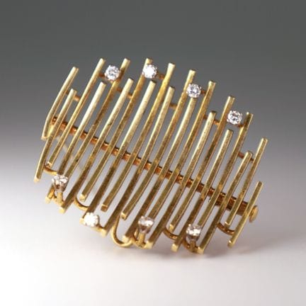 Spilla. Oro giallo 750 con diamanti incastonati. P