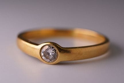 Anello solitario. Oro giallo 750 con diamanti inca
