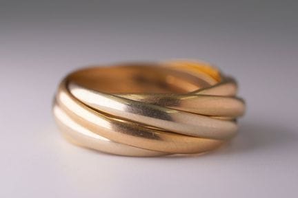 Anello a anelli intrecciati. Oro giallo, bianco e 