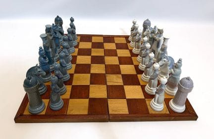 LLADRÓ. Pièces d’échecs. Porcelaine. Motifs médiév