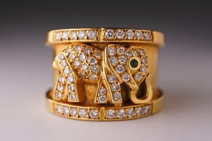 Anello a forma di elefante. Oro giallo 750 con dia
