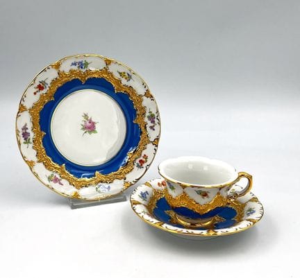 迈森。1套摩卡咖啡套装。金铜色。“散花”图案。一级品。3件迈森瓷器。釉下蓝剑形标志。 套装包含：1只