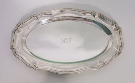 Grande vassoio d’argento con inserto in vetro. Arg