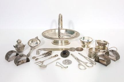 21件银器套装。 采用多种合金材质。总重约689克。最长约20厘米。套装包含：餐盘、餐巾环、信纸刀等