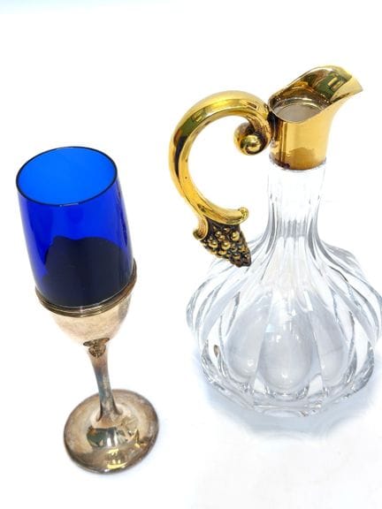 Jarra de vino y copa de champán con monturas de pl