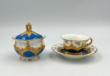 迈森。1只摩卡杯和1个糖罐。金铜色。一级品。3件迈森瓷器。釉下蓝剑形标志。 套装包含：1只摩卡杯（直