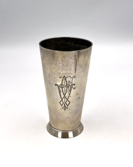 古董纪念杯。800纯银。1897年。总重约286克。尺寸约15.3厘米×直径8厘米。纪念杯。 正面刻