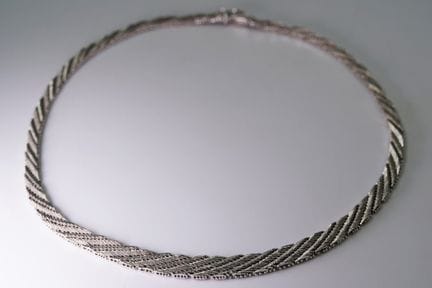 Collana. Oro bianco 585. Peso totale: circa 46 gra
