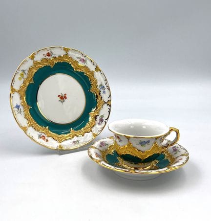 迈森。1套摩卡咖啡套装。金铜色。“散花”图案。一级品。3件迈森瓷器。釉下蓝剑形标志。 套装包含：1只