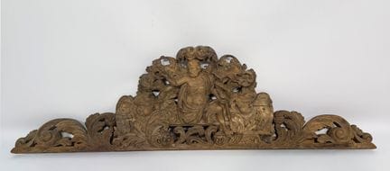Antico sopramporta in legno. Santo con putti. Prob