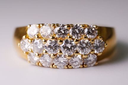 Anello da donna con pavé. Oro giallo 750 con incas