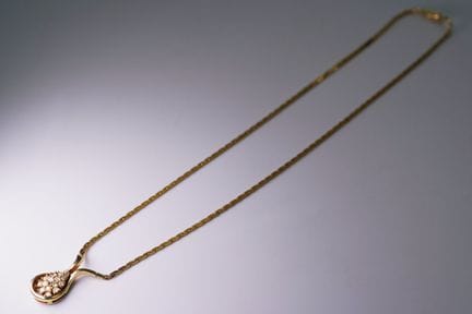 Collana. Oro giallo 585 con diamanti incastonati. 
