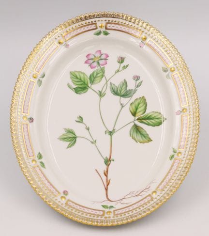 ROYAL COPENHAGEN. Plato ovalado. «Flora Danica». D