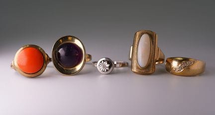Set di 5 anelli da donna. Oro giallo e bianco 333 